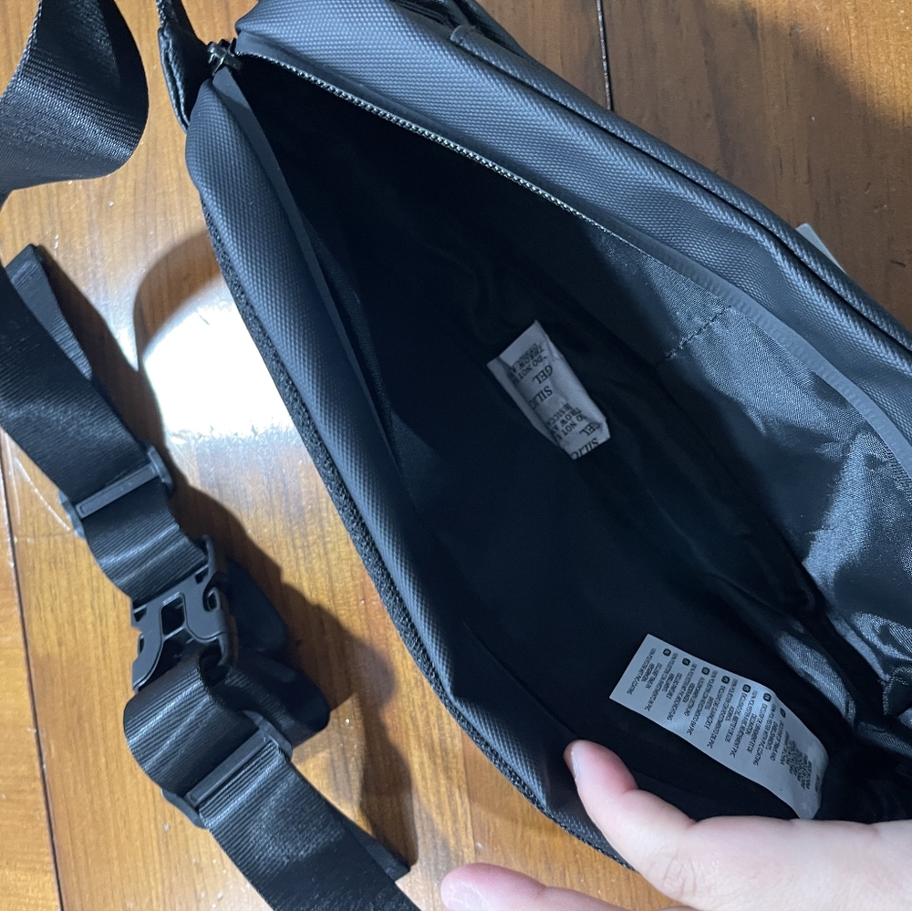NWT BYLT Unisex Black Water Resistant Adjustable Strap Sling Crossbody Belt Bag - Picture 6 of 7